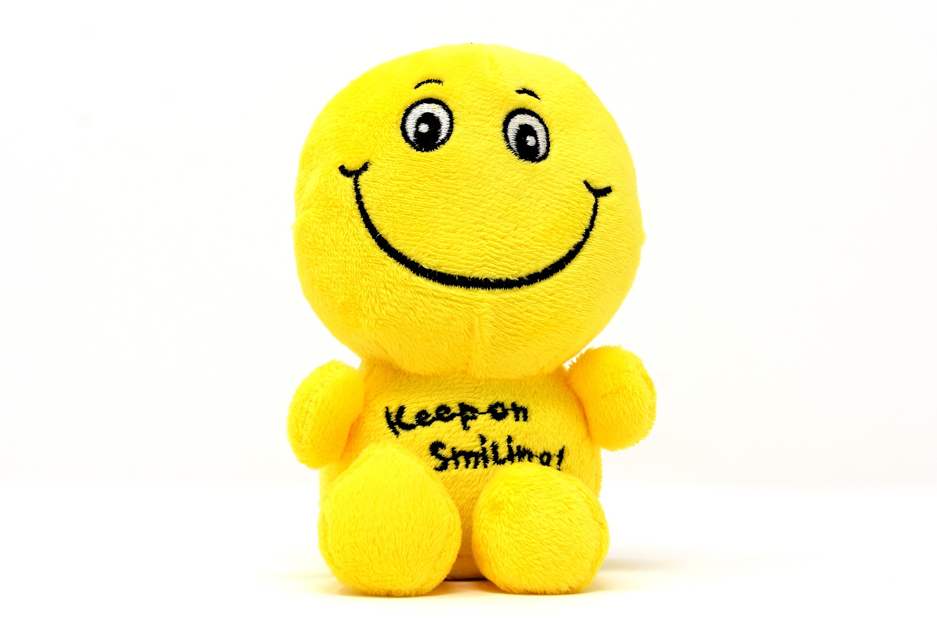בובה צהובה מחייכת חיוך גדול